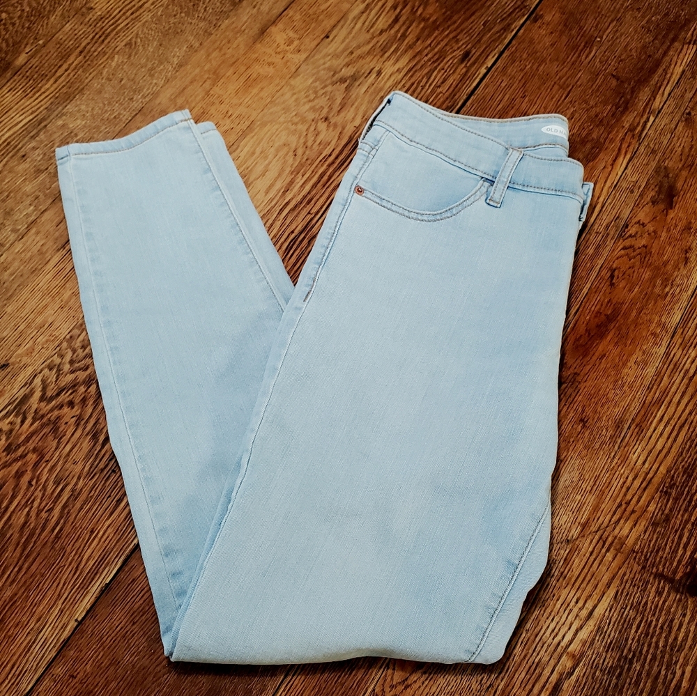 Old Navy Super Skinny Mid Rise Jeans in a light wash size 8